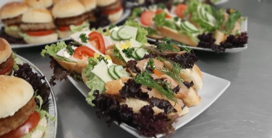 Kanapki i mini burgery w ofercie cateringowej